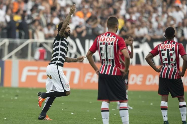 Cristian fez o sexto gol da goleada do Corinthians sobre o São Paulo em 2015 — Foto: Daniel Augusto Jr / Ag Corinthians