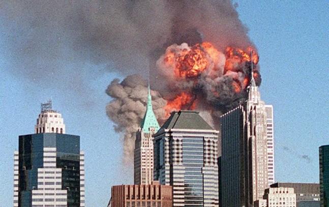 Segundo avião atinge a torre sul do WTC nos ataques coordenados — Foto: The New York Times