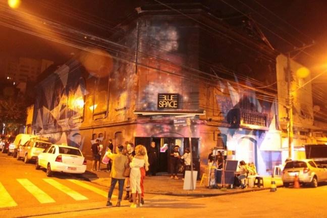 Antes de abrigar casa de espetáculos drag na Barra Funda, prédio onde fica a Blue Space foi o notório de samba São Paulo Chic — Foto: Lima Dezenove