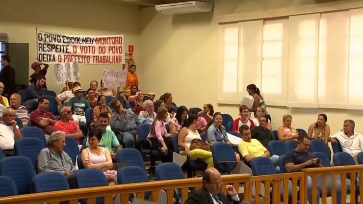 Público estava dividido durante sessão na Câmara de Monte Aprazível realizada nesta segunda-feira (Foto: Reprodução/TV TEM)