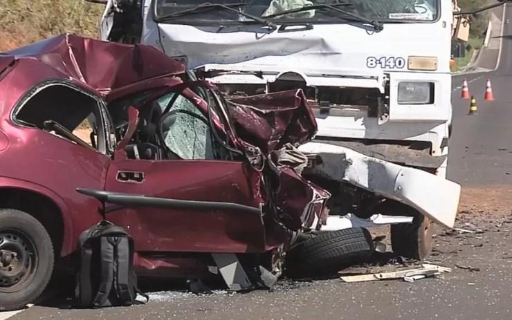 Enfermeiro morre após batida entre carro e caminhão em rodovia de Birigui