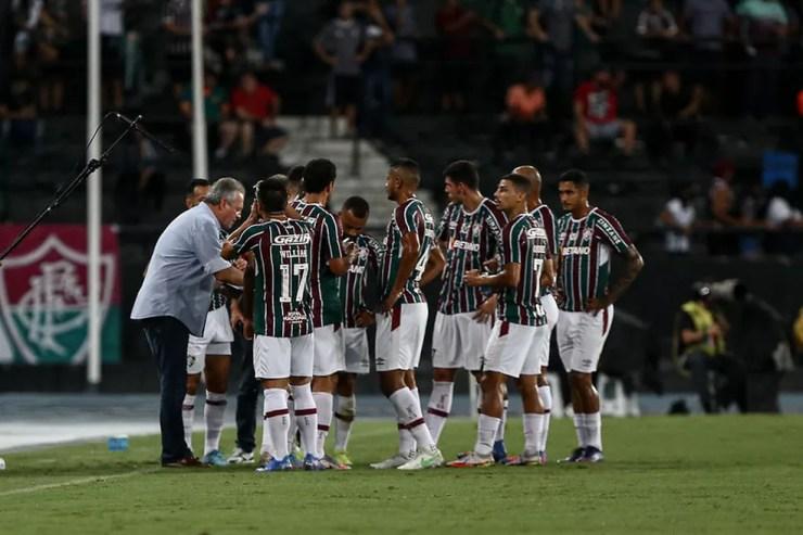 Abel Braga encontrou melhor encaixe com mudanças no segundo tempo — Foto: Lucas Merçon / Fluminense FC