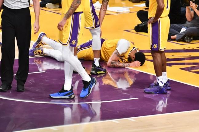Anthony Davis sente lesão em partida dos Lakers — Foto: Getty Images