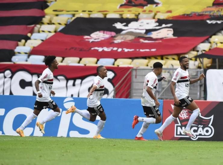Reinaldo, do São Paulo, comemora o gol de pênalti contra o Flamengo — Foto: André Durão