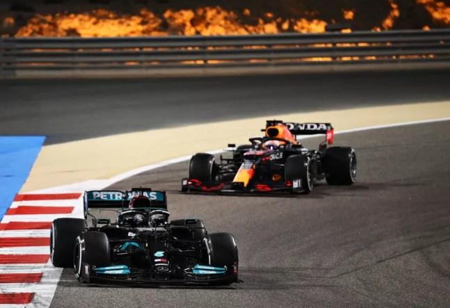 Lewis Hamilton e Max Verstappen também protagonizaram disputa intensa no Bahrein, abertura do campeonato — Foto: Formula 1/Formula 1 via Getty Images