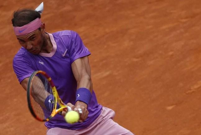 Rafael Nadal ataca bola contra Novak Djokovic no Masters 1000 de Roma — Foto: Reuters/Guglielmo Mangiapane