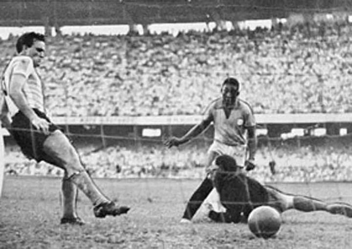 Em 1957, contra a Argentina, Pelé marcou seu primeiro gol pelo Brasil na sua estreiaPelé e Carrizzo, primeiro gol pelo Brasil x Argentina — Foto: Divulgação