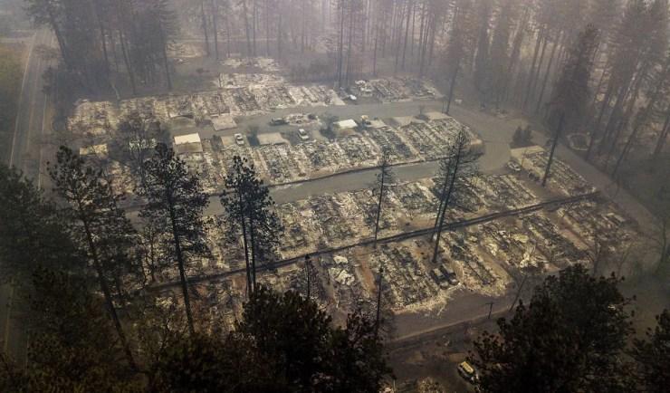 Imagem de 15 de novembro mostra casas destruídas pelo incêndio Camp Fire em Paradise, na Califórnia — Foto: Noah Berger/AP