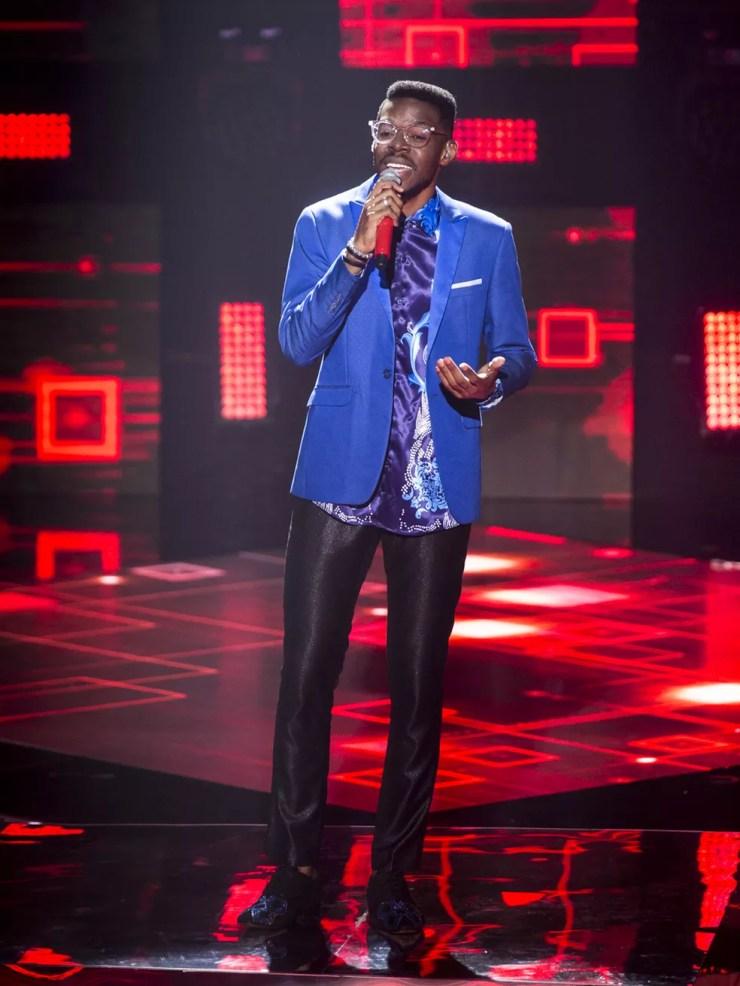Kevin Ndjana cantou, em sua segunda apresentação, música de Thiaguinho — Foto: Isabella Pinheiro/Gshow