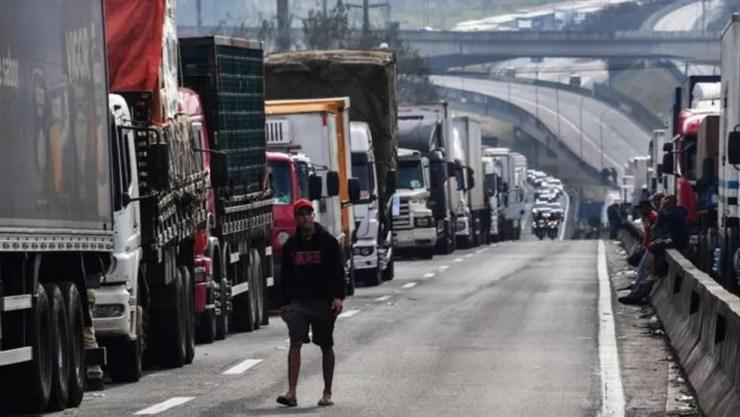 Caminhoneiros bloqueiam a rodovia Regis Bittencourt, na região metropolitana de São Paulo, no sexto dia da greve (Foto: Getty Images)