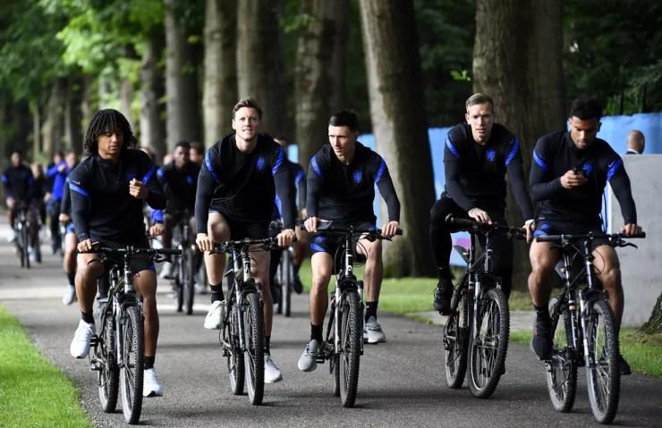 Jogadores da Holanda passeiam de bicicleta em Amsterdã na véspera do duelo contra Macedônia do Norte — Foto: REUTERS