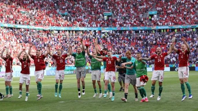 Jogadores da Hungria comemoram com a torcida o empate diante da França