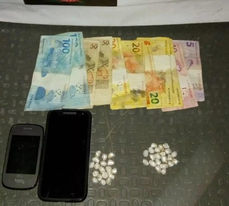 Dinheiro, celulares e porções de cocaína apreendidas (Foto: Divulgação/Polícia Militar)