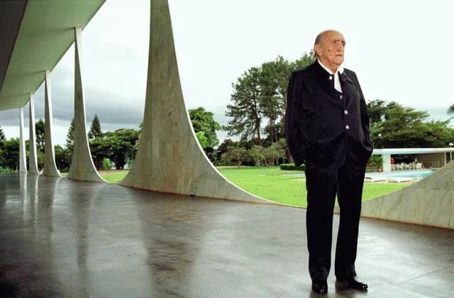 Oscar Niemeyer visita o Palácio da Alvorada em 2003. — Foto: Ricardo Stuckert/PR