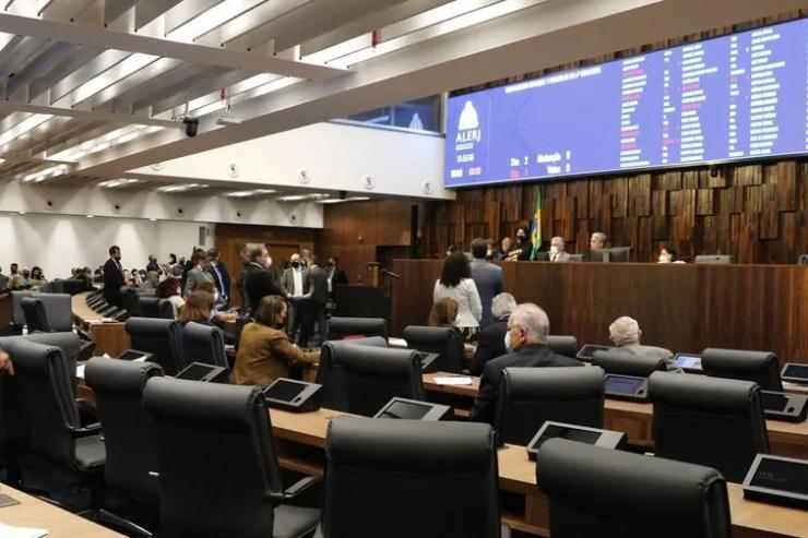 Deputados da Assembleia Legislativa do Estado do Rio de Janeiro (Alerj) votam flexibilização do uso de máscaras ao ar livre.