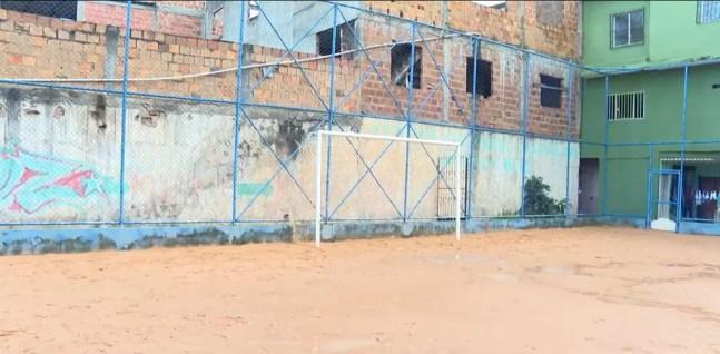Campo de futebol onde Hebert e os amigos jogavam em Salvador — Foto: Reprodução/EE