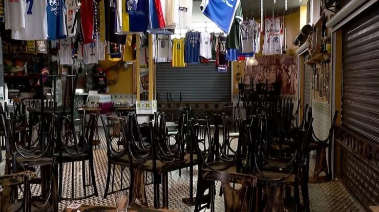 Restaurante fechado em Franca, SP, por causa da fase vermelha do Plano SP — Foto: Jefferson Severiano Neves/EPTV