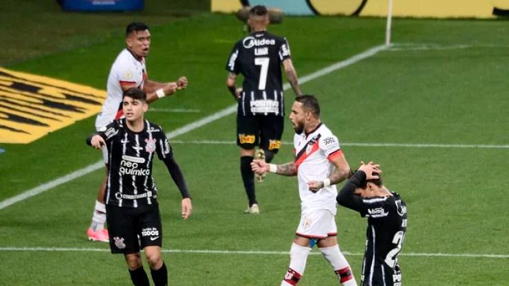 Mateus Vital lamenta pênalti desperdiçado em Corinthians x Atlético-GO