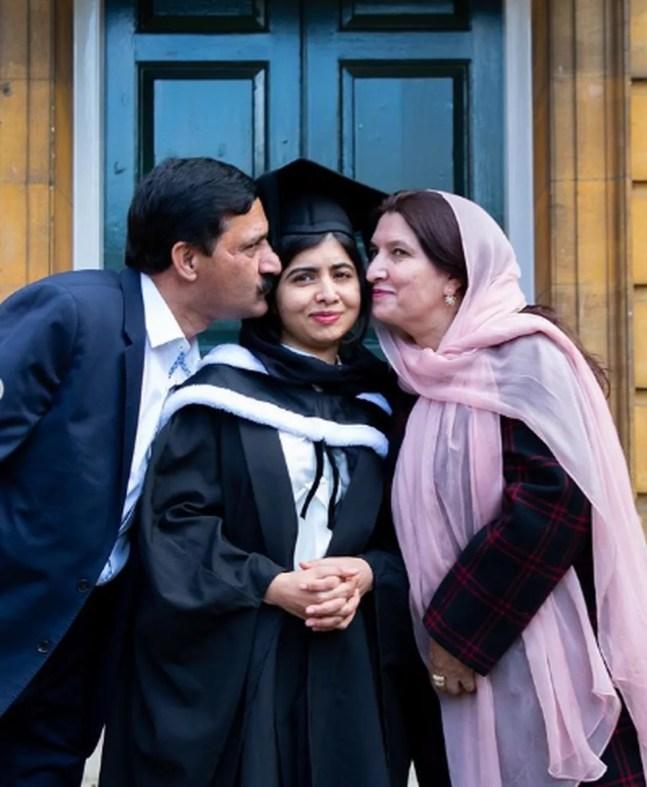 Malala posa com seus pais em sua formatura — Foto: Redes Sociais