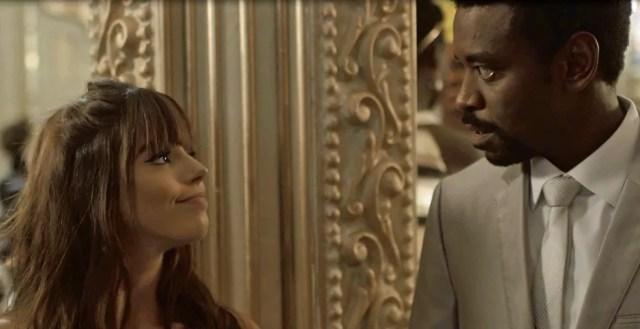 O casório começa a azedar quando Rochelle procura o empresário para uma conversinha (Foto: TV Globo)