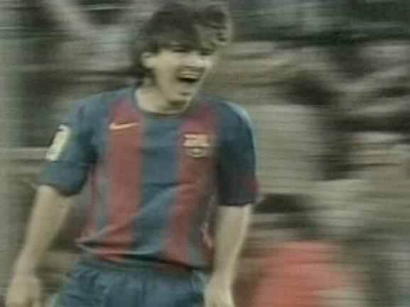 Em 2005, Messi marca seu primeiro gol pelo Barcelona em vitória sobre o Albacete