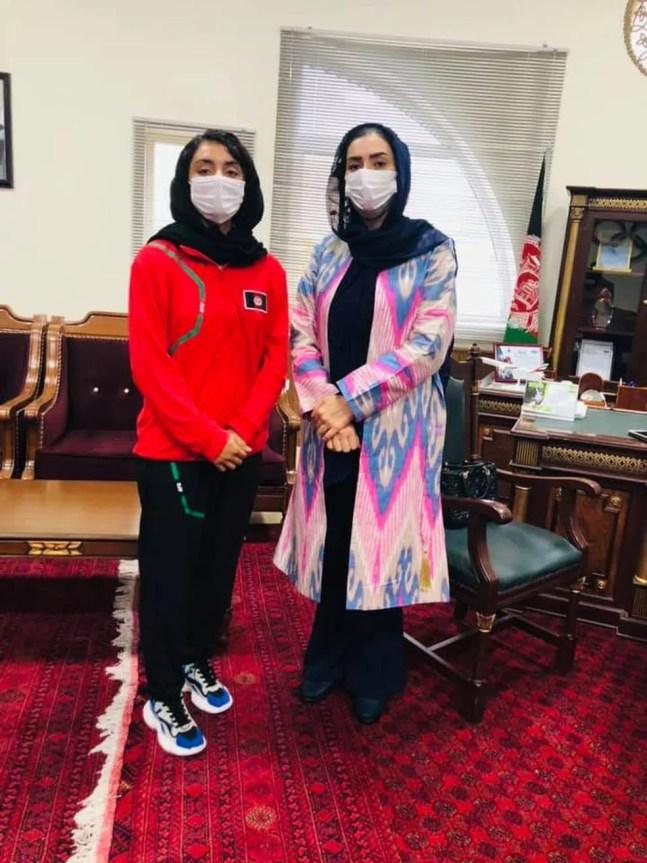 Robina Jalali (dir) em foto com Kimia Yousefi, corredora que representou o Afeganistão na Rio 2016 e em Tóquio 2020 — Foto: Reprodução / Instagram