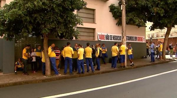Trabalhadores dos Correios em frente à agência central de Ribeirão Preto (Foto: Maurício Glauco/EPTV)