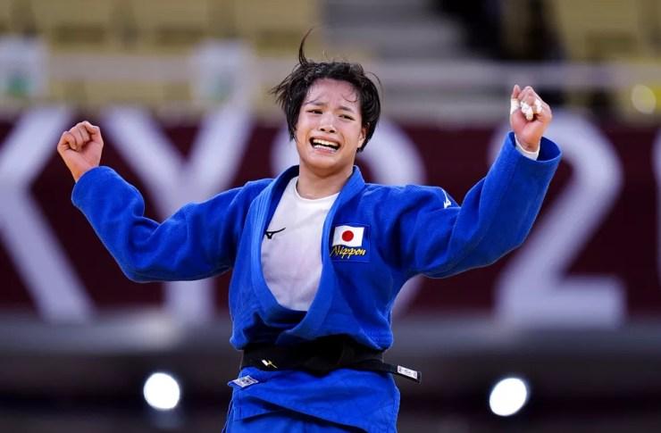 Uta Abe comemora a medalha de ouro no peso-meio-leve feminino — Foto: Danny Lawson/PA Images via Getty Images