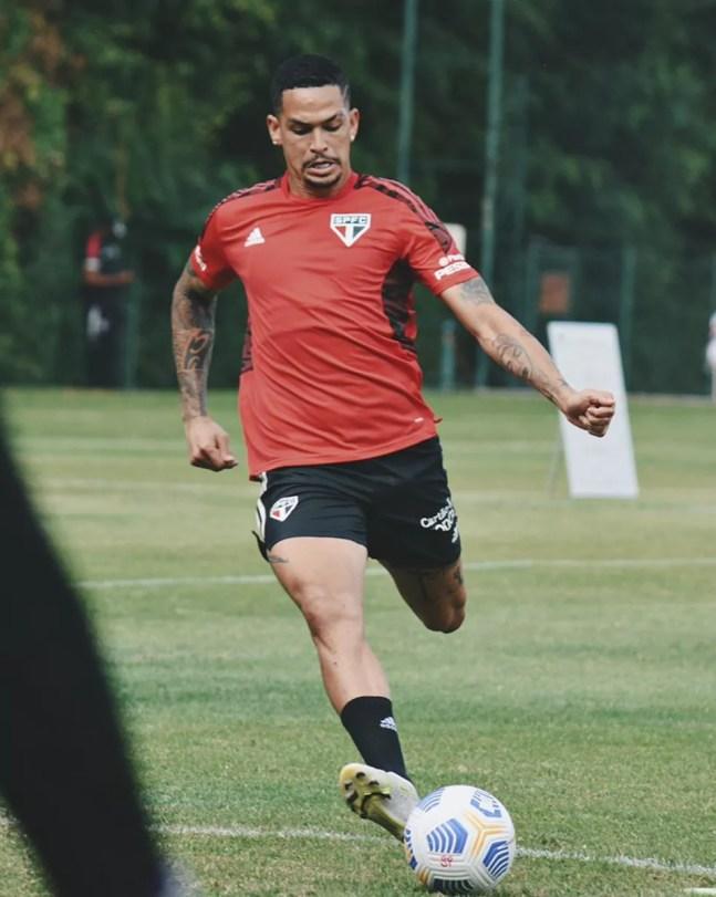 Luciano, após sofrer com problema pessoal, treinou normalmente no São Paulo — Foto: Erico Leonan/saopaulofc