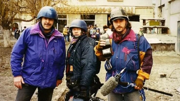 Bowen (esq.) cobriu a guerra em Grozny em 1995 com Scott Hillier e Steve Lidgerwood — Foto: Jeremy Bowen/BBC