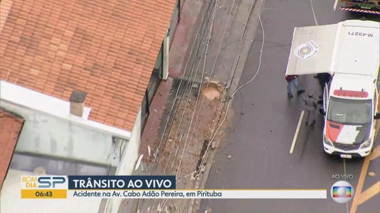 Buraco onde estava poste antes de ser arrastado por um caminhão na Avenida Cabo Adão Pereira, em Pirituba — Foto: TV Globo