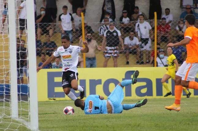 Bafo sofreu na frente do gol durante 2º tempo — Foto: Rafael Alves/Comercial FC