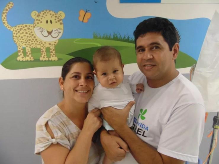Bebê Davi Miguel com os pais ainda no Brasil, há três anos — Foto: Dinea Gama/Arquivo Pessoal