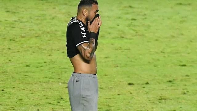 Leandro Castán após ser expulso em Vasco x São Paulo, pela Copa do Brasil