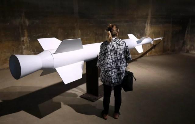 Visitante observa um modelo de foguete durante exposição sobre o antigo programa espacial do Líbano na Feira Internacional de Trípoli, originalmente projetada pelo brasileiro Oscar Niemeyer — Foto: ANWAR AMRO / AFP