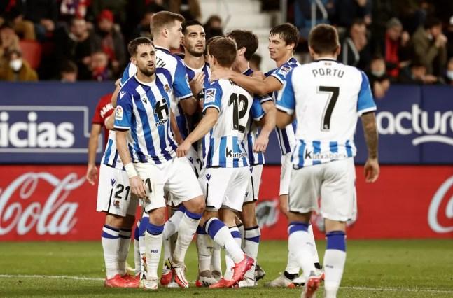 Jogadores da Real Sociedad comemoram o primeiro gol   — Foto: EFE