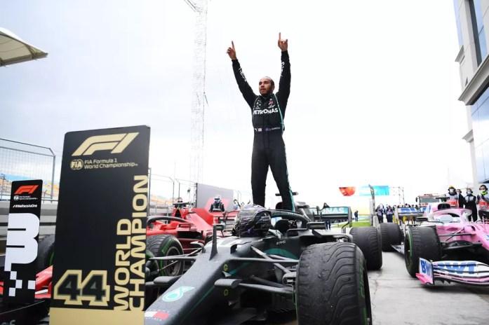 Lewis Hamilton comemora a vitória no GP da Turquia e o heptacampeonato mundial da Fórmula 1 — Foto: Clive Mason/Getty Images
