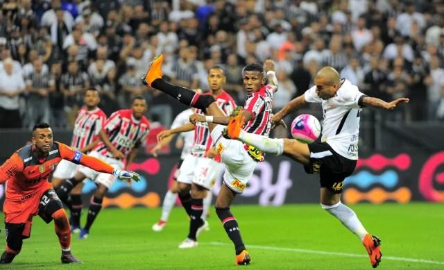 Emerson Sheik contra o São Paulo no Campeonato Paulista — Foto: Marcos Ribolli