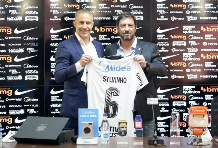Técnico Sylvinho recebe a camisa do Corinthians das mãos do presidente Duilio Monteiro Alves — Foto: Rodrigo Coca/Ag. Corinthians