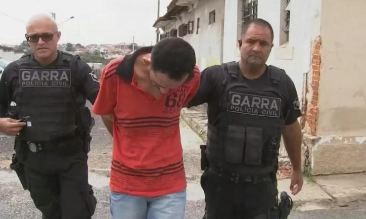 Suspeito de 30 anos foi preso por assaltar cadeirante no meio da rua em São Miguel Arcanjo (Foto: Reprodução/TV TEM)