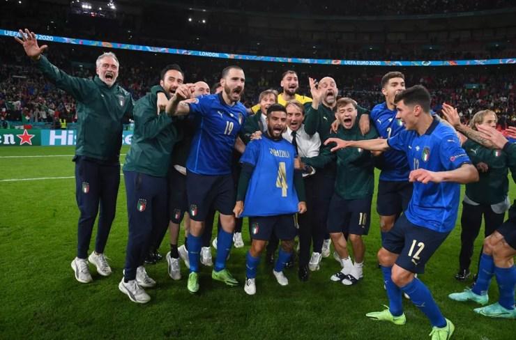 Roberto Mancini comemora com os jogadores a classificação da Itália para a final da Euro-2020 — Foto: Reprodução / Twitter