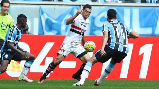 Grêmio encerra tabu, vence São Paulo na Arena pela primeira vez e encosta na liderança