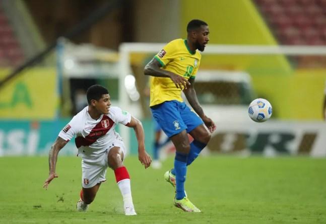 Gerson foi titular do Brasil contra o Peru, na vitória por 1 a 0 na Arena de Pernambuco — Foto: Ricardo Moraes / Reuters