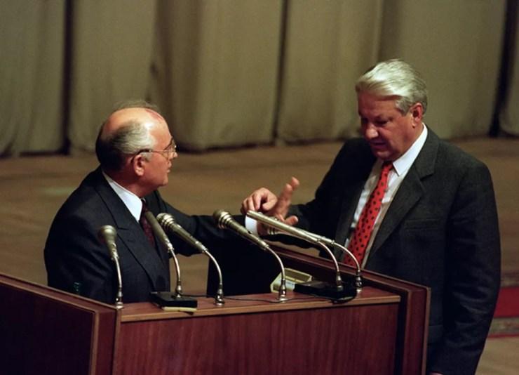 Foto de 23 de agosto de 1991 mostra o então presidente russo, Boris Yeltsin (direita) e o então presidente soviético, Mikhail Gorbachev  — Foto: AFP