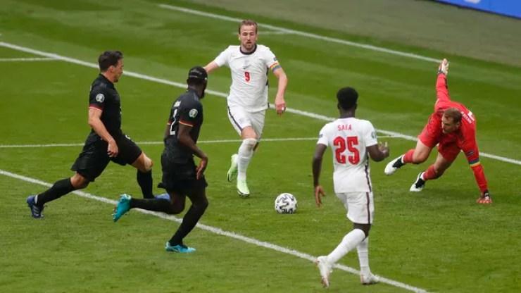 Kane tem boa chance no fim do primeiro tempo de Inglaterra x Alemanha
