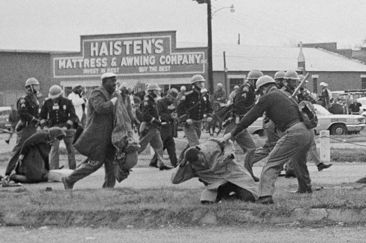 Foto de 7 de março de 1965 mostra um policial agredindo John Lewis durante marcha pelos direitos civis em Selma, no Alabama — Foto: Associated Press