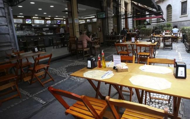 Bares e restaurantes com mesas na calçada na região central de São Paulo durante a pandemia de Covid-19 — Foto: Newton Menezes/Futura Press/Estadão Conteúdo