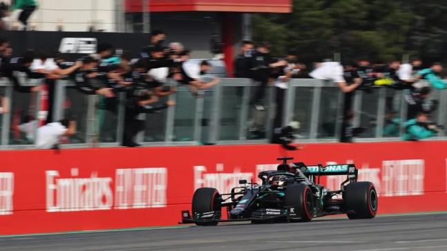 Lewis Hamilton cruza a linha de chegada em Imola, para a festa da Mercedes no pit wall — Foto: Lars Baron/F1 via Getty Images