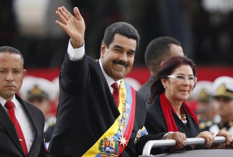 Nicolás Maduro, no dia de sua primeira posse como presidente da Venezuela, em 19 de abril de 2013, ao lado de Cilia Flores — Foto: Ariana Cubillos/AP