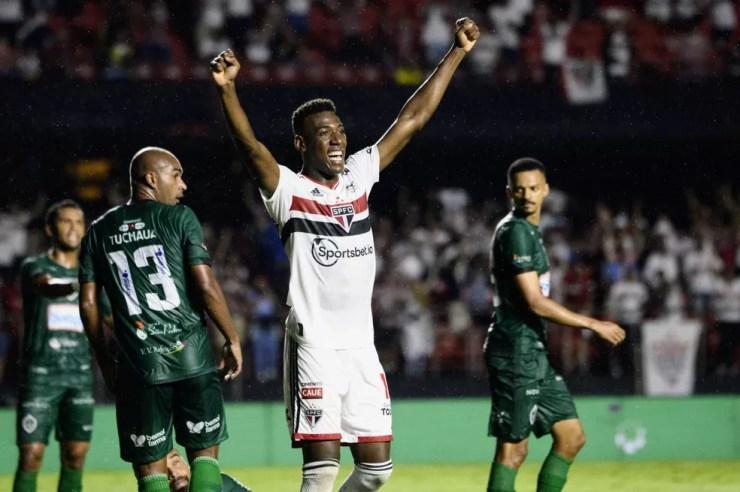 Léo comemora gol do São Paulo contra o Manaus — Foto: Marcos Ribolli